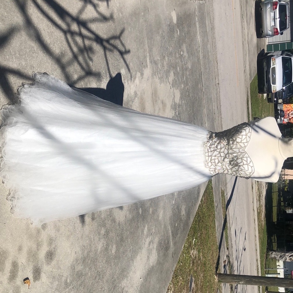 White strapless Sweetheart neckline Wedding dress with diamond stitching pattern